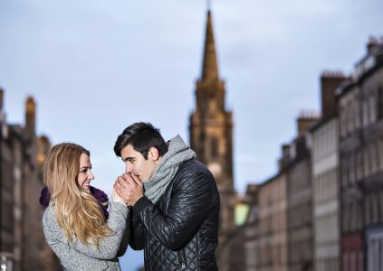 A romantic couple on the Royal Mile in Edinburgh