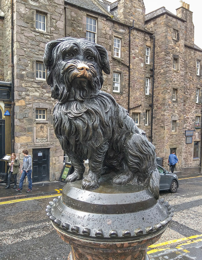 The famous statue of Greyfriars Bobby in Edinburgh
