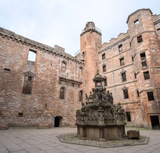 Linlithgow Palace courtyard and fountain