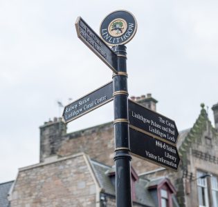 Directional sign in Linlithgow